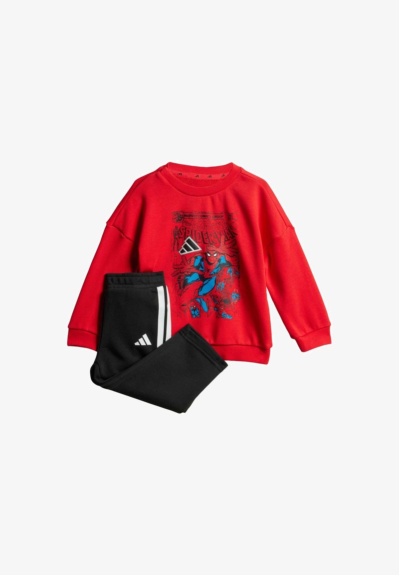 Czerwony sweter z grafiką Spider-Mana oraz czarne spodnie dresowe z białymi paskami i logo Adidas. Wykonane z miękkiego materiału, o luźnym kroju.