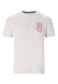 Vit t-shirt med kort ärm i slät tyg, med en liten röd grafik av en skåpbil och texten "VÄGEN, BERGEN, RESAN."