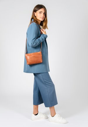 Still Nordic STILLANOUK MINI CROSSBODY - Geantă crossbody - vintage cognac