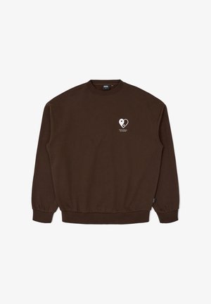 Sudadera marrón de algodón con mangas largas, puños acanalados y un escote redondo. Presenta un gráfico de un corazón blanco en el lado izquierdo del pecho.
