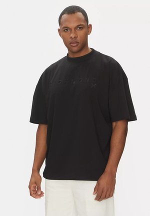 T-shirt nera oversize con maniche corte, collo rotondo e testo in rilievo "RICHMOND" sulla parte anteriore. Tessuto di cotone, design minimal.