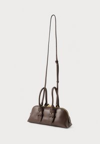 Piccolo borsa in pelle marrone scuro con cerniera dorata, doppio manico superiore e lunga tracolla regolabile su uno sfondo neutro.