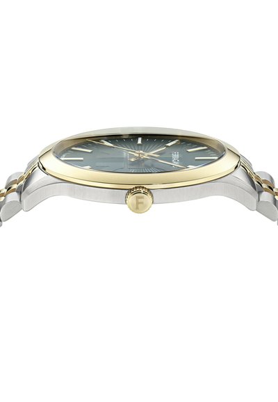 Reloj de tono plateado y dorado con esfera verde, bisel liso, marcadores texturizados y una corona con logo. Pulsera de acero inoxidable con acentos dorados.