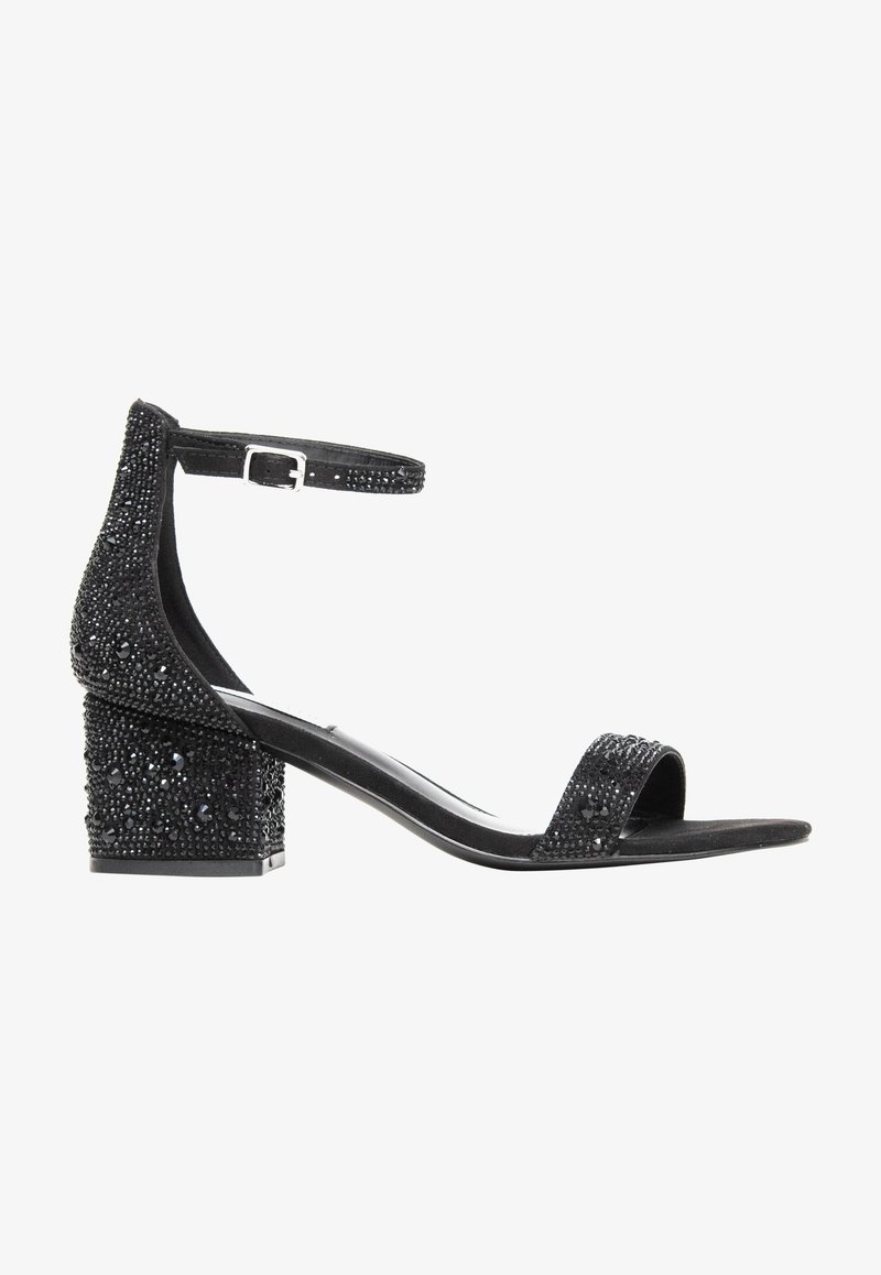 Sandales à talons noires avec une bride de cheville, ornées de perles noires et de strass, et dotées d'un talon bloc texturé.