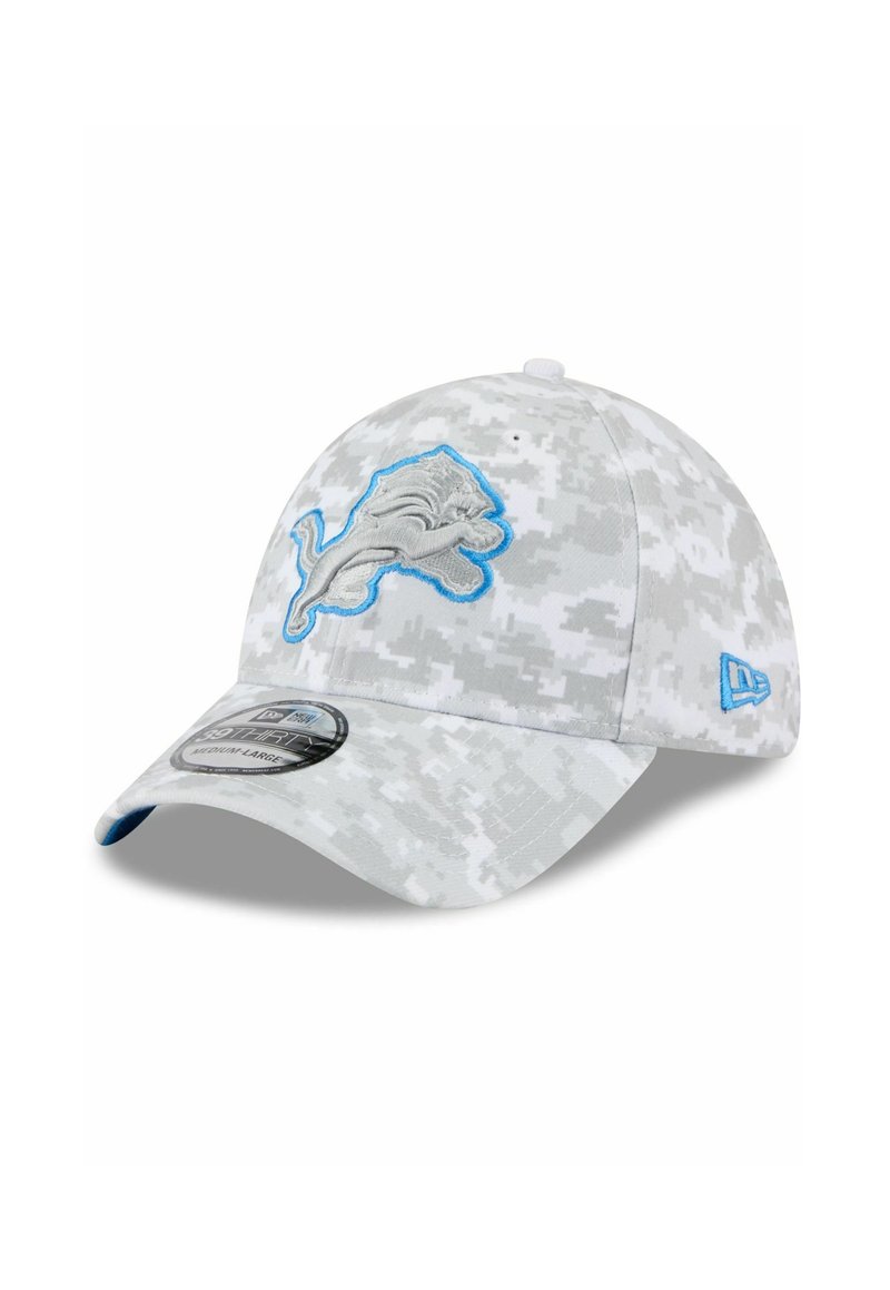 Graue Camouflage-Mütze mit einem gestickten Löwenlogo in Blau und Grau, gewölbtem Schirm und strukturierter Passform. Das Etikett an der Vorderseite gibt die Größe an.