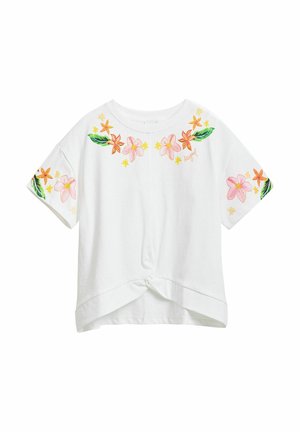 Camicia bianca a maniche corte con ricamo floreale rosa, arancione e giallo su spalle e maniche, con dettaglio di orlo intrecciato davanti.