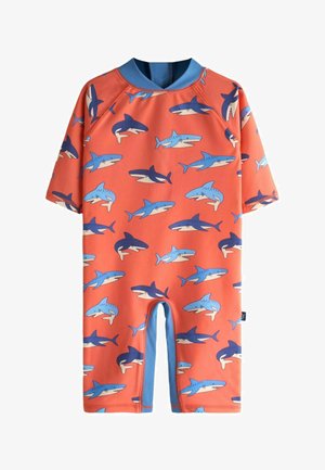 Oranje zwemkostuum voor peuters met korte mouwen, bedrukt met blauwe en donkerblauwe haaienillustraties, voorzien van een ronde halslijn en beengaten.