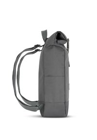 Sac à dos gris de forme rectangulaire, fabriqué en tissu durable. Présente des bretelles ajustables et une fermeture roulée. Design minimaliste.