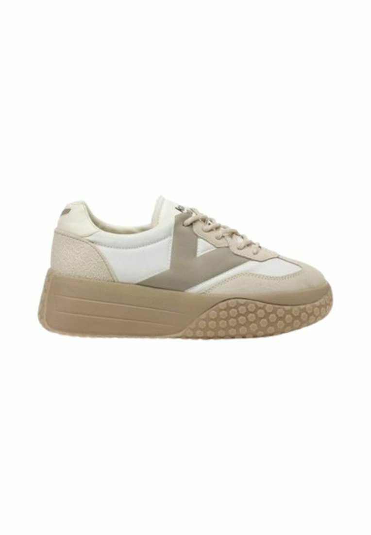 Sneaker beige e bianche con una tomaia testurizzata, suola in gomma prominente e leggeri accenti; forma arrotondata con un design a strati.