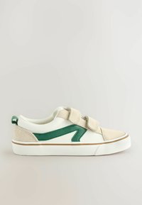 Zapatilla blanca con detalles verdes y correas de Velcro, vista de lado sobre un fondo claro.