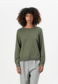 Maglione a maglia verde oliva con scollo rotondo e orlo a coste. Presenta maniche lunghe e una vestibilità comoda, realizzato in tessuto morbido.