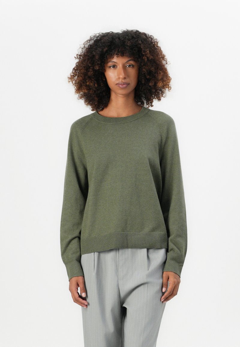 Maglione a maglia verde oliva con scollo rotondo e orlo a coste. Presenta maniche lunghe e una vestibilità comoda, realizzato in tessuto morbido.