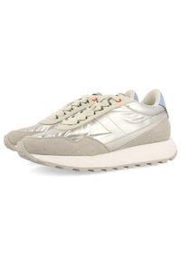 Zapatillas con parte superior de plata metálica y acentos de ante beige, entresuela blanca y suela texturizada; incluye detalles en los cordones en verde y naranja.
