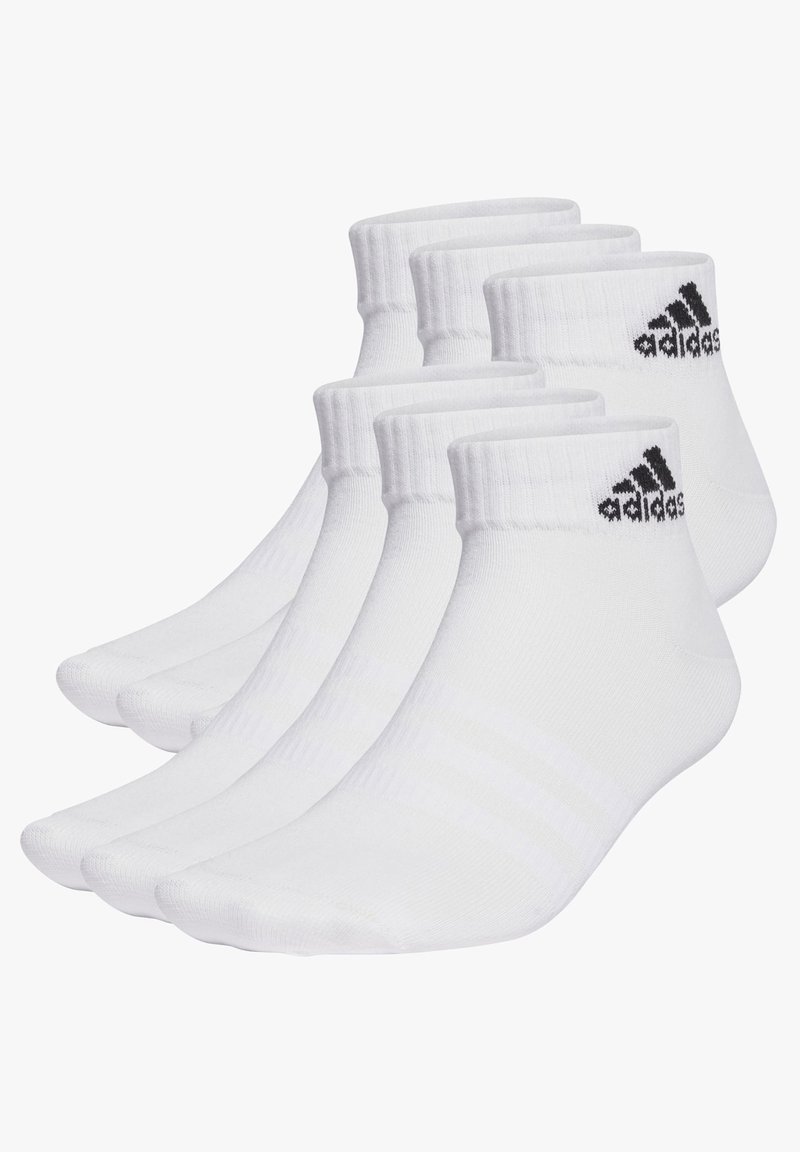 White ankle socks made of cotton blend. Ribbed cuffs with black Adidas logo and three stripes pattern on the sides. Pack of four pairs.