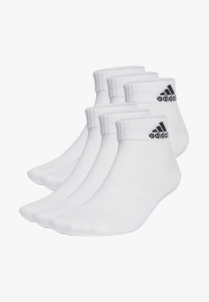 Sosete albe până la glezna, dintr-un amestec de bumbac. Manșete cu modele canalé și logo-ul Adidas negru, cu un model din trei dungi pe laterale. Pachet de patru perechi.