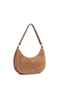 Braune Velourslederschultertasche mit geschwungener Form, verstellbarem Lederriemen und Metallbeschlägen; verfügt über ein dezentes Logo am unteren Rand.