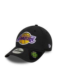 Sort baseball cap med en broderet lilla og gul Los Angeles Lakers-logo, med en buet skygge og justerbar pasform.