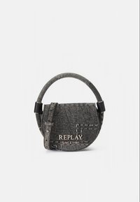 Apaļš tumši pelēkas krāsas džinsa somiņa ar teksturētu virsmu, īsu rokturi, regulējamu siksnu un zelta krāsas "REPLAY SINCE 1981" logotipu.