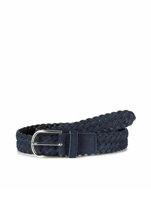 Marineblått flettet lærbelte med sølvfarget rektangulært spenne, sammenrullet på en hvit bakgrunn.