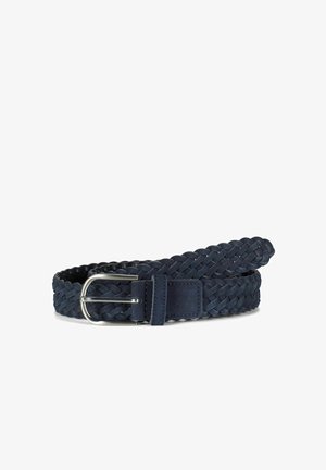 Ceinture en cuir tressé bleu marine avec boucle rectangulaire argentée, enroulée sur un fond blanc.