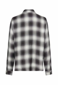 Das Hemd aus Flanell mit langen Ärmeln zeigt ein schwarz-weiß kariertes Muster, Knopfmanschetten und einen klassischen Kragen, hat eine glatte Textur und eine lockere Passform.