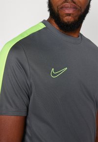 Nike Performance TOP  - Spordi T-särk - anthracite/volt