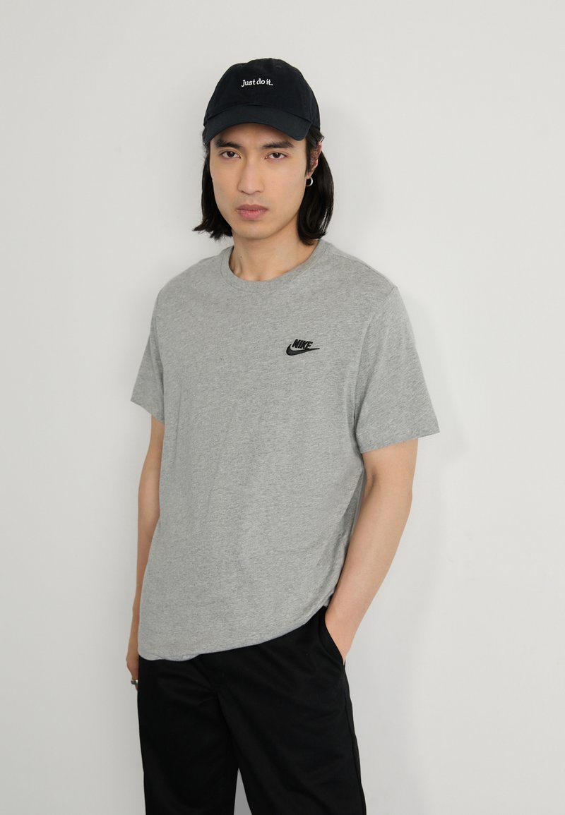 Nike Sportswear CLUB TEE - Jednoduché tričko - dark grey heather/black