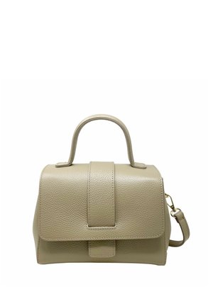 Borsa a mano in pelle beige con finitura testurizzata, forma rettangolare, manico superiore e tracolla staccabile. Presenta una patta frontale e una chiusura.