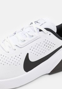 Nike Performance Scarpe da allenamento - white
