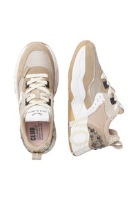 Beige och vita klumpiga sneakers med mocka- och meshdetaljer, snörning fram, dekorativa nitar på hälen samt märkesinlägg och tungan.