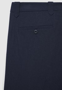 Pantaloni in tessuto blu navy con taglio dritto, dotati di passanti per cintura, una tasca posteriore con bottone e una superficie liscia.