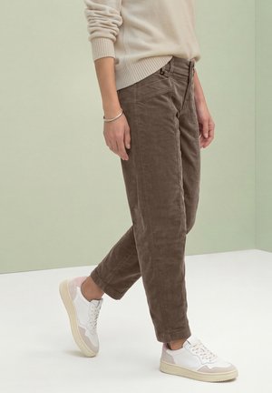 Street One, CASUAL-FIT BARREL-LEG CORDUROY PANTS - Pantalon classique - velvet mocha