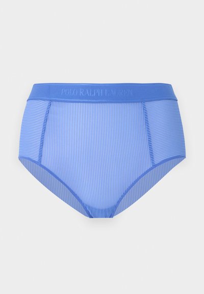 Slip taille haute côtelé bleu clair avec une large ceinture embossée du logo "Polo Ralph Lauren", sur un fond clair uni.