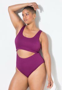 Fialový kostým na plavání ve dvou kusech s vysokým pasem a výřezem. Má kulatý výstřih a silná ramínka. Hladká textura.