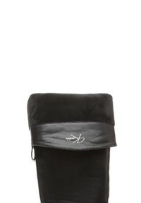 Čierne kožené čižmy s dĺžkou po kolená, so soft suede lemovaním. Majú hladký, zaoblený špičku a bočný zips pre jednoduché obúvanie.