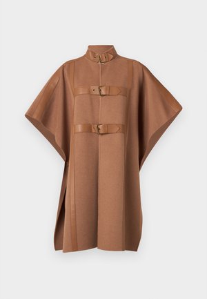 Poncho de lã castanha com colarinho alto, detalhes em pele e dois fechos de fivela, com laterais abertas e uma textura suave.