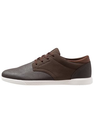Herrensneaker im lässigen Stil mit niedrigem Schaft in dunkelbraun, strukturierter Vorderseite, glattem Rückenteil, Schnürung und weißer Gummisohle mit Wabenmuster.