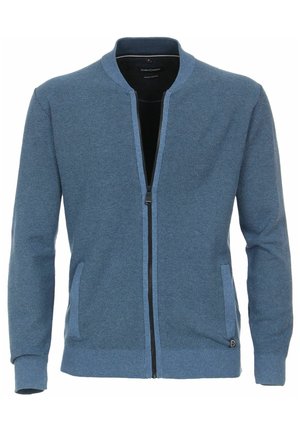 Blaue gestrickte Zip-Jacke mit Stehkragen, strukturierter Oberfläche, zwei Seitentaschen und kontrastierenden Reißverschlüssen.