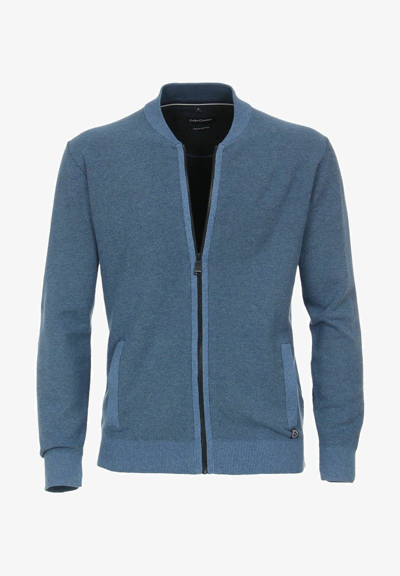 Blaue gestrickte Zip-Jacke mit Stehkragen, strukturierter Oberfläche, zwei Seitentaschen und kontrastierenden Reißverschlüssen.