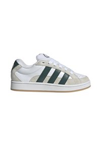Białe skórzane sneakersy z zielonymi zamszowymi akcentami, z trzema charakterystycznymi paskami po bokach, gumową podeszwą i okrągłym toe design.