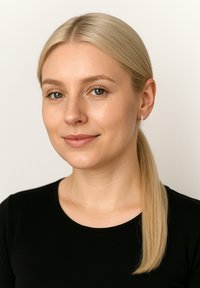 Porträtt av en person med blont hår i en slät hästsvans, klädd i en svart tröja med rundad halsringning, med naturlig sminkning och små studsörhängen.