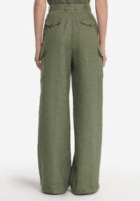 Kaki vida byxor i linne, med två bakfickor och två sidofickor för cargo. Tyget har en texturerad, lätt look.