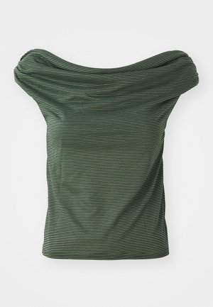 Zelený pruhovaný top s prehnutým výstrihom, krátkymi rukávmi a priliehavým strihom. Vyrobený z hladkej, elastickej látky s jemnou textúrou.
