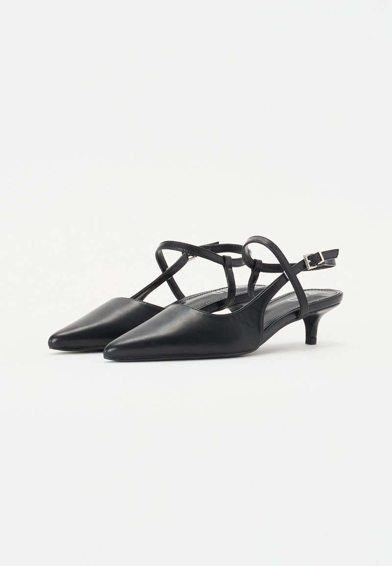 Tacchi slingback in pelle nera con punta affilata, sottili cinturini e tacco kitten basso. Finitura liscia con dettaglio a fibbia sul cinturino alla caviglia.