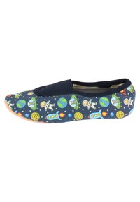Marinefarbene Slipper mit einem Textilobermaterial, das farbenfrohe, weltraumthematische Muster zeigt, darunter Astronauten, Raketen und Planeten. Weiche Sohle.