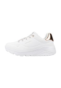 Baskets de sport blanches en matériau synthétique lisse, avec des accents texturés surélevés et un onglet de talon en métal doré. Présente un design perforé.