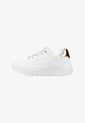 Weiße sportliche Sneakers aus glattem synthetischem Material, mit erhöhten strukturierten Akzenten und einem metallisch goldenen Fersenbereich. Verfügt über ein perforiertes Design.