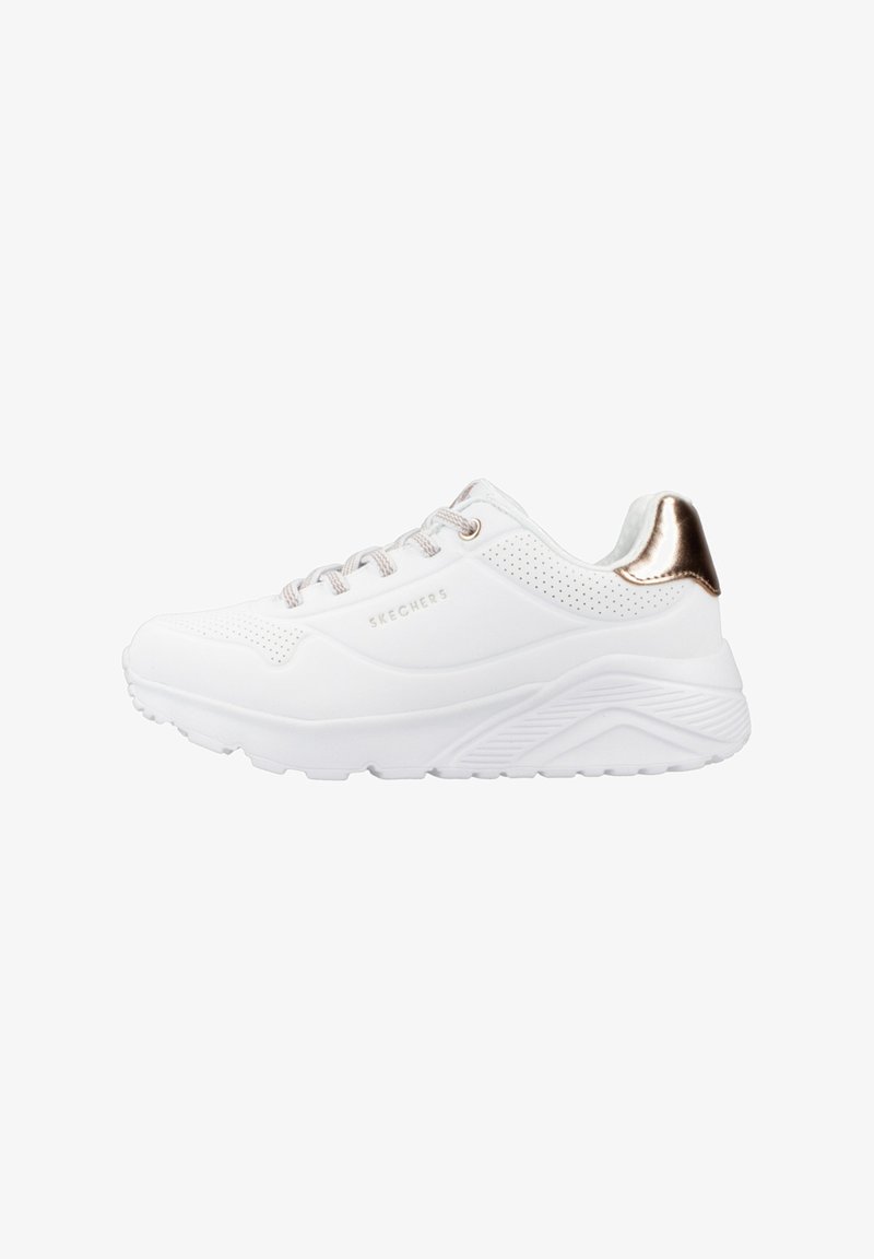 Zapatillas deportivas blancas con un material sintético liso, acentos texturizados elevados y una pestaña en el talón de color dorado metálico. Presenta un diseño perforado.
