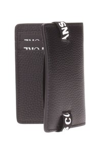 Portafoglio in pelle nera con superficie texturizzata, dotato di scomparti per carte e una tracolla con logo. Design rettangolare compatto con hardware minimale.