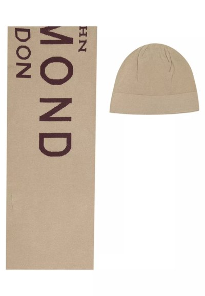 Sciarpa beige e berretto abbinato, con grandi lettere scure. Il tessuto sembra morbido e lavorato a maglia, con un design semplice e una texture liscia.